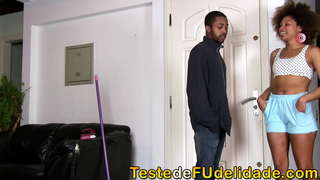 Ang boss sa labing sensational nga katahum gugma sa pagtan-aw sa imong mga ulipon nga babaye nga sexy Giovanna Bombom pinaagi sa paggaling sa inyong mga panimalay, pinaagi sa paggamit sa sa lang sa usa ka pula nga lingerie bug-os nga talan-awon sa-Site sa Pagsulay de Fudelidade