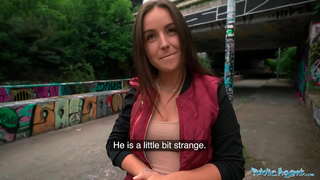 Көп улуттуу Коомдук агент наслаждается ошол сыяктуу незнакомец катуу проникает анын кын ачык абада в Праге