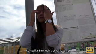 HUNT4K. Bogaty mężczyzna może kupić to nastoletniego pochwę i przerabiał ją przez cały dzień