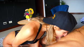 OneNymphoLatina阴她的一个粉丝和燕子厚THROATPIE