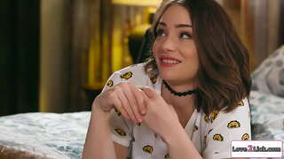 Brunette කරන්නේ මැජික් එකක් මත stepbrothers gf හා ඇය පොළඹවා.ඔවුන් සිප හා busty redhead licks ඇගේ cunt.පසුව ඇය ඇගේ ඇඟිලි සහ සෙල්ලම් බඩු ඇය මෝඩයෙක්