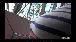 Зур синица брюнетка кыз Сабрина Тейлор бирә, зур җәмәгать БЖ