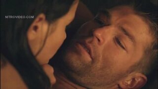 Katrina Gyfraith nude ac yn ymladd y ceiliog