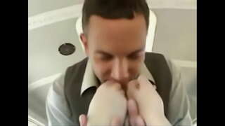 نوجوان لڑکی کو ایک بس پر