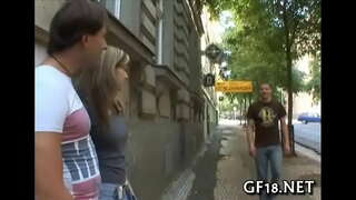 Егет утыра һәм пристально карый