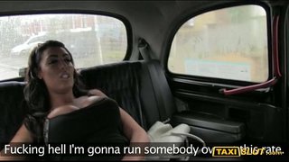 Riesige juggs Ava gebohrt mit dem Fahrer auf dem Rücksitz seiner Kabine