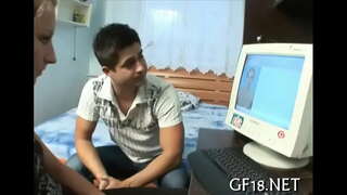 Cukup umur undang-undang gadis remaja berdiri anjing fesyen