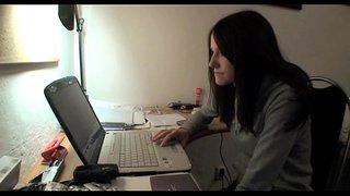 O bebek bacaklarını açıyor