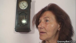 ���ుట్టు ముసలి అవ్వ మరియు బాయ్