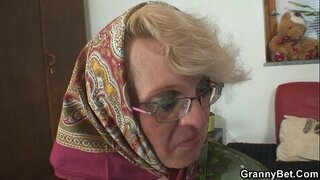 She pleases ఒక యువ అపరిచితుడు