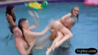 Hotties linn snámha blowjob agus fucked le guys olc i orgy