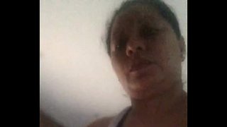 Si masturba davanti alla telecamera