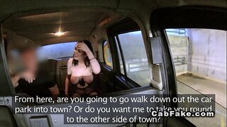 Τεράστια βυζιά, ερασιτεχνικό παίρνει προσώπου σε ψεύτικο ταξί