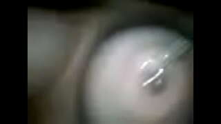 Mergina groja su savo pervėrė speneliai 1