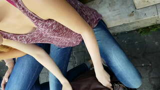 Downblouse nga mga babaye diha sa dalan sa publiko