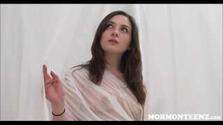 ���ువ మార్మన్ అమ్మాయి మిరియాలు Xo Sucks ఒక చర్చి అధికారులు మొడ్ఢ వెనుక ఒక తెలుపు షీట్