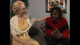 الساخنة بيضاء شقراء ناضجة Dalny يأخذ Byrons بي بي سي في بلدها الحمار.