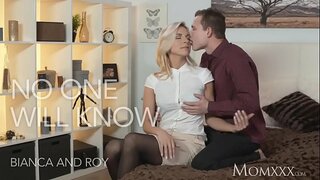 Blonde oifig boss sásta sí cheated ar fear céile leis an oifig j.