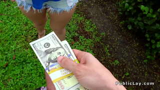 Mirumiru reke kakaho te pahū mai i roto i te karati i roto i te iwi whānui