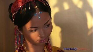 Te mirimiri Ruma Wera Thai masseuse e tikaokao pakeke i werohia i roto i tona teen topanga