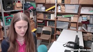 Kedua-dua shoplyfting remaja dan nenek semakin bang oleh horny LP Pegawai Erica Lauren