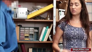 LP beampte gelek en fucked Lily Adams nat poesie in hondjiestyl