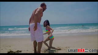 Unge Og Petite Liten Jente Jasmine Grå Får Liten Fitte Strukket Ved Stor Kuk Fyr Fra Stranden