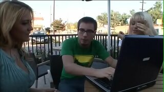 פּאָר פון פּאַסקודנע קלייַבן אַרויף קינסטלער יוו לאָראַנס Trina מיטשאַעלס האָבן אין סייץ