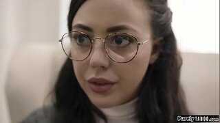 Акыркы каражаты үчүн көйгөйлүү девственниц - социалдык кызматкер жана алар менен ал встречается.Ал жалгыз, ким жардам бере алат ага жана анын сестре, бирок ал үчүн төлөөгө туура келет.Ал жегиси үчүн ал занялась аны менен сексом.Эмес, өзбек башка тандоо, ал өзүнө алат нарын глотку анын мүчөсү мүмкүндүк берет жана ага съесть аны, адегенде, ал трахнет анын