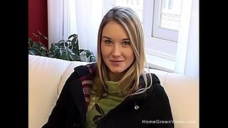 ¡La adolescente rubia súper linda se desnuda y juega con su coño apretado