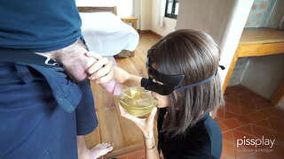 Kalkagon Deepthroat Gagging alang sa Ulipon nga Babaye - Ilimnon panaksan sa pee!