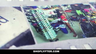 Teini blondi on yövuorossa työntekijä myymälässä.Upseeri pidätettiin hänen varastettuaan aamuvuoro raportteja ja hän myöntää sen, että hän tekee sen 1 tai 2 kertaa.Upseeri vetää pois hänen munaa ja antaa hänen kurkun se.Vastineeksi hän nuolee ja vittuile hänen pillua.