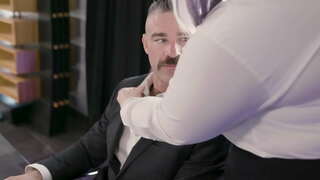 XXL ที่รักได้ Pussyfucked ของเธอแขวนหัวหน้า