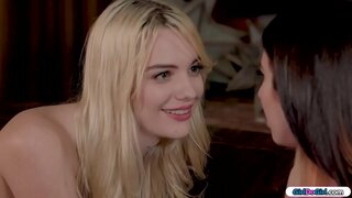 Ул пульт аша эшләтелә блондинка һәм брюнетка пульт аша эшләтелә эҙләп үҙенән һора, ул белә, ул унда.Тотош шәрә, ул пульт аша эшләтелә задница менән тороп ҡала. был бөтәбеҙ өсөн уның көсөргәнеш, уның һәм уның соблазнить.Үбешә улар, үҙ-лизать һәм уның киска, кереткәнсе, уның йөҙө насаждаться