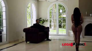 Curvy Latina mpiasa an-trano Kesha Ortega mamela lehibeny bang ny big tits sy mando mavokely GP848