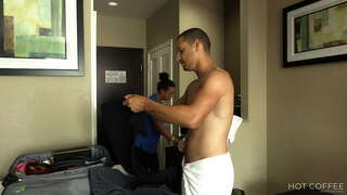 ROOM SERVICE! Big booty Latina gets fucked doggy style by Besuch an spritzt op seng Broscht.