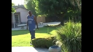 Ma ħmar nher tagħha imtaqqbin mill-xaħam tal-iswed ibatu mill-pool