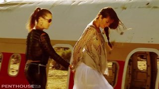 Sexy Lesbjani-istilel Allie u l-I 69 u fingerbang fid-Deżert.