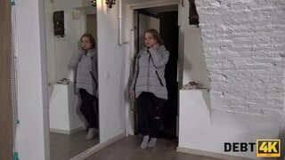 DEBT4k. Dítě nemůže zaplatit dluh za velký kozy, takže sběratel byl v prdeli pevný