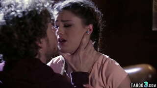 Детектив қаншықтарға түрмеден құтылу үшін оны қанағаттандыруға бұйрық береді