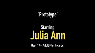 Meddyg Dick Sugnwyr Julia Ann &amp;amp; Jessica Jaymes pethau eu smarty pants geg gyda ceiliog caled, godro yn eu cynnes cegau i gael eu flasus cum! Fideo Llawn A Julia Yn Byw @ JuliaAnnLive.com!