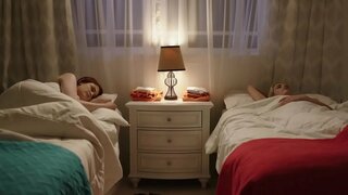 ���मलिंगी संबंध ठेवणारी स्त्री सभ्य मजा दरम्यान एक लाल केस असलेल्या व्यक्ति आणि एक सोनेरी चिक