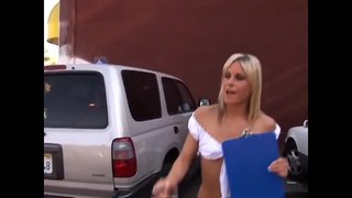 Жас красотка қабылдайды қатты мүшесі өз дымқыл бритую пизду