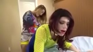 Плачко strapon со доминантна жена на врвот