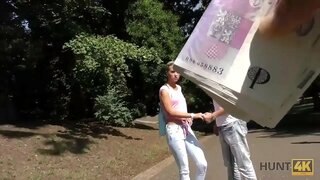 HUNT4K. Perfekta razis pussy kaj streĉa azeno venis en la manojn de la ĉasisto