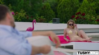 TUSHY Sexy Eyla te premye eksperyans nan dèyè ak papa sik