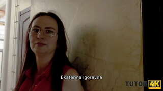 TUTOR4K. った教師は彼女の広がりの足へのレッスン