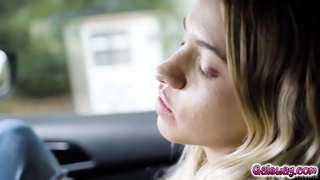 Khloe sesyon soti Gias pasyone manyen kòm li te kenbe nan chalè a nan moman sa a