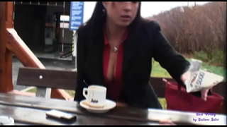 Varakova jest w restauracji na autostradzie na polowanie na klientów do pieprzenia